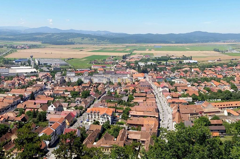 Blick von der Burg auf die Stadt – Râșnov